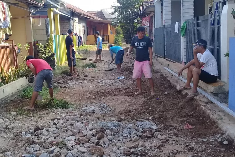 SEMANGAT: Warga Desa Pondokudik kompak gotong-royong ngecor jaling, belum lama ini. 