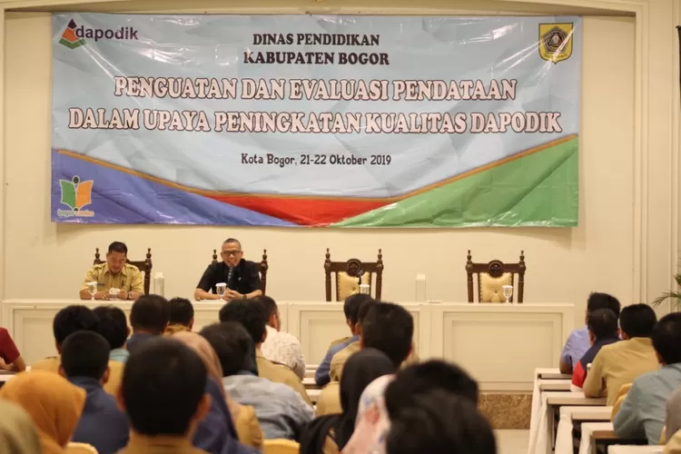 SAMBUTAN: Perwakilan dari Disdik Kabupaten Bogor tengah memberikan sambutan dalam kegiatan penguatan dan evaluasi pendataan dalam upaya peningkatan kualitas Dapodik, kemarin