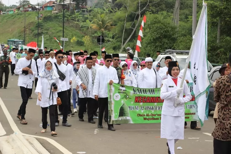 PAWAI: Peserta MTQ Kecamatan Dramaga berjalan mengikuti pawai taaruf MTQ ke-42 di Kecamatan Cigombong.