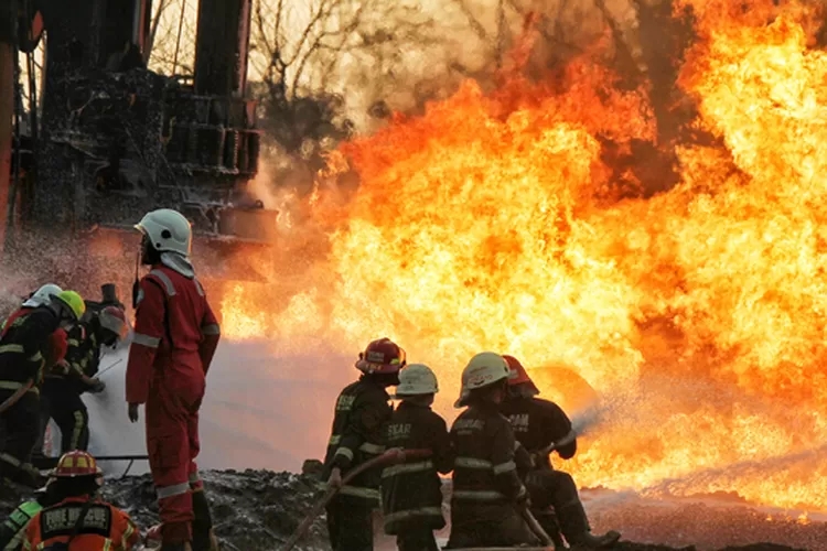 KEBAKARAN: Petugas pemadam kebakaran berusaha memadamkan api saat kebakaran pipa minyak milik PT Pertamina di Melong, Kota Cimahi, Selasa (22/10). 