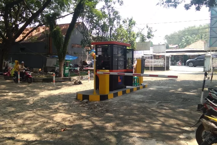DISOAL: Saat ini masyarakat yang hendak mengurus keperluan di Kecamatan Leuwisadeng harus melalui parking gate. 