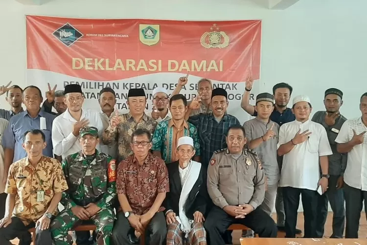 DEKLARASI: Aparat keamanan bersama panitia pilkades dan calon kades melakukan Deklarasi Damai dalam Pilkades Serentak 2019 Kabupaten Bogo