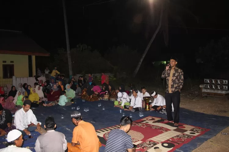 SAMBUTAN: Calon Kades Sukamulya, Asep Yulius atau akrab disapa Jaro Jefry, memberikan sambutan saat berdialog dengan warga Kampung Leuwiranji, RT 05/02, Desa Sukamulya, kemarin.