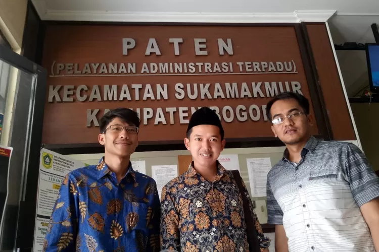 KOMPAK: Ketua Panitia Pilkades Desa Cibadak, Sofian Ade Nansi, terlihat kompak bersama jajaran BOD dan BPD Desa Cibadak.