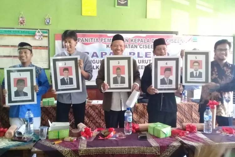 TUNJUKAN: Sejumlah calon Kades yang ada di Kecamatan Ciseeng tengah menunjukan nomor urut yang akan digunakannya dalam Pilkades serentak 2019 Kabupaten Bogor.