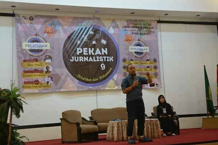 PAPARKAN: Salah satu narasumber dalam diklat jurnalistik tengah memaparkan materi kegiatan terhadap para peserta.