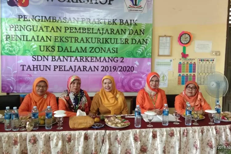 DIBUKA: Kasi Kurikulum SD Disdik Kota Bogor, Yayah Komariah, saat membuka workshop di SDN Bantarkemang 2, kemarin