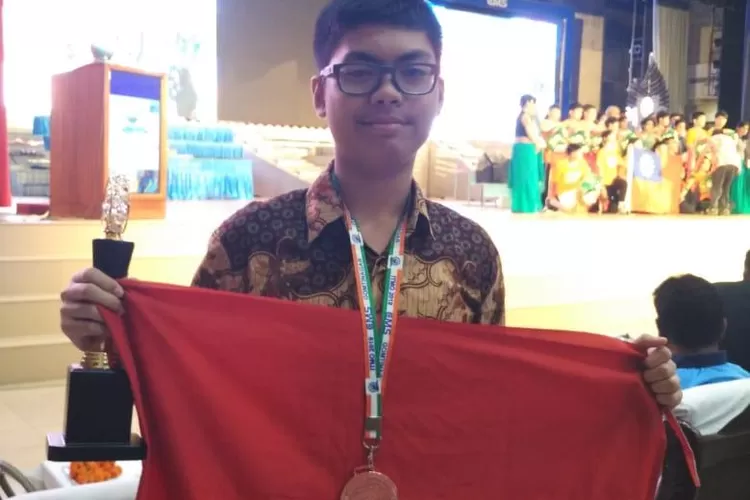 BANGGA: Pelajar SMPN 4 Kota Bogor, Irfan Hanif Yamashita, terlihat bangga saat menunjukan medali emas yang berhasil diraihnya dalam ajang ITMO yang berlangsung di India pada Minggu hingga Kamis (13-17/10).