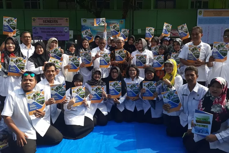 KREATIF: Para pelajar SMPN 2 Citeureup tengah memegang contoh majalah yang nantinya akan mereka buat dalam waktu dekat.