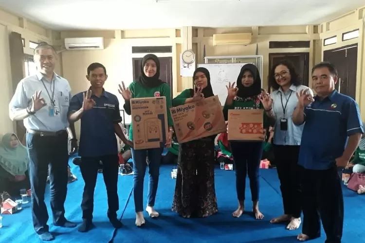 LEPAS: Perwakilan Tiga Roda melepas lulusan pelatihan garmen angkatan 1/2019 di Kompleks Gemari, Desa Bantarjati, Kecamatan Klapanunggal, Kabupaten Bogor, Rabu (25/9). 