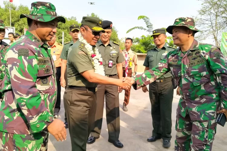 KUNJUNGAN: Waaslog Panglima TNI, Brigjen TNI Kasim Genawi, saat mengunjungi lokasi TMMD ke-106 di Desa Buanajaya, Kecamatan Tanjungsari, Kabupaten Bogor, kemarin.