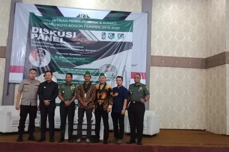 AKRAB: Sejumlah pengurus HMI cabang Kota Bogor terlihat akrab saat foto bersama Muspida Kota Bogor, kemarin.