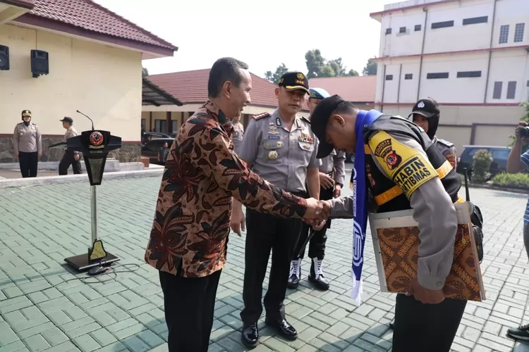 PENGHARGAAN:  Aiptu  Aris  Widiyanto  menerima  penghargaan  berupa  tiket  umrah  gratis  yang  diberikan  Yayasan Maslahatul Umma