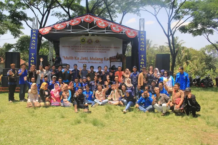 SEMANGAT: Sejumlah pengurus Katar tingkat kabupaten hingga desa di Kabupaten Bogor saat mengikuti acara Festival Budaya di Desa Cibitungwetan, Sabtu (5/10).