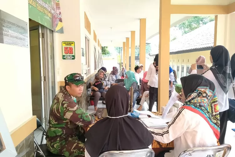 DICEK: Dandim 0621 Kabupaten Bogor, Letkol Inf Harry Eko Sutris-no, saat mengecek kesehatan di Puskesmas Tanjungsari, kemarin.