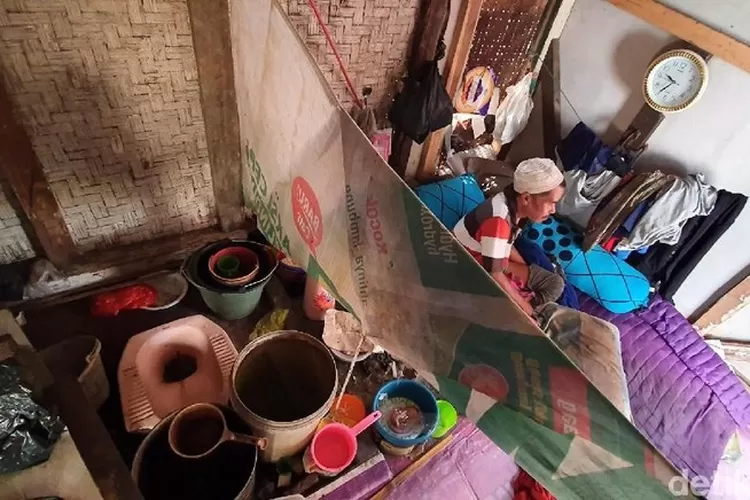 MIRIS: Soleh yang mend- erita stroke sudah setahun tinggal di gubuk dan tidur berdampingan dengan lubang WC.