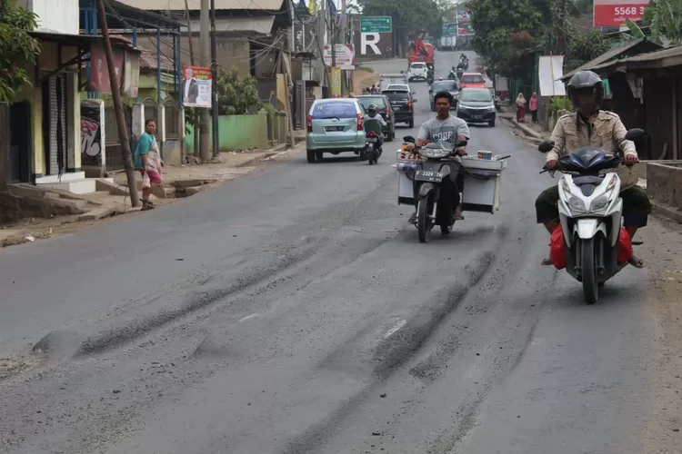 BERGELOMBANG: Kondisi Jalan Mohamad Toha, Kecamatan Parungpanjang, bergelombang lantaran dirusak truk bermuatan besar. Kondisi ini pun dikeluhkan pengendara yang melintas karena dianggap membahayakan. 