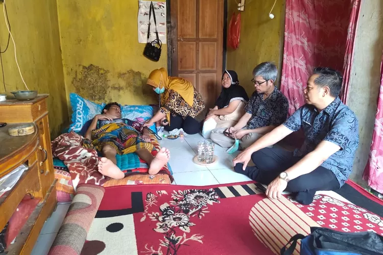 KUNJUNGAN : Kepala Puskesmas Sukajaya mengunjungi warga yang menderita sakit kanker stadium 4 di bagian leher.