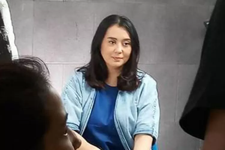 INSPIRATIF: Kekurangan fisik yang dialami Amanda Farliany Faishal tidak mengendurkan semangatnya untuk membuat konten di YouTube. 