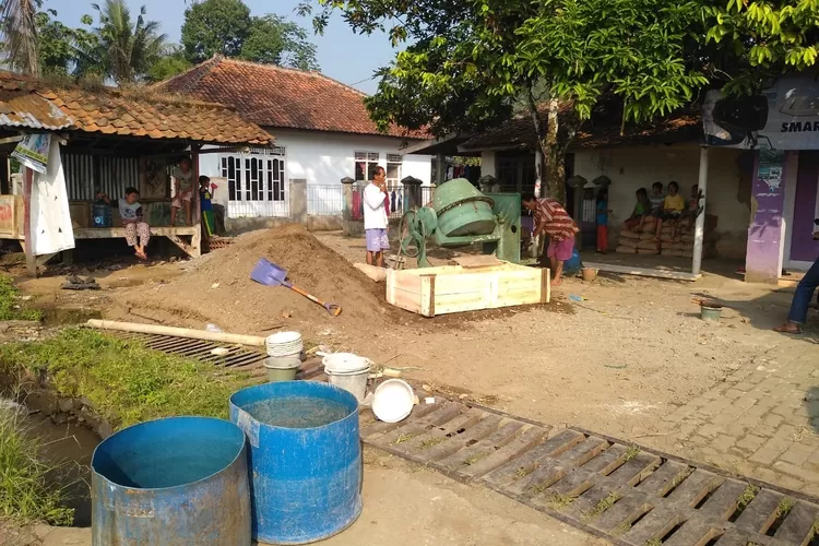 KOMPAK: Warga Cihideungudik kompak membangun infrastruktur desa, kemarin.