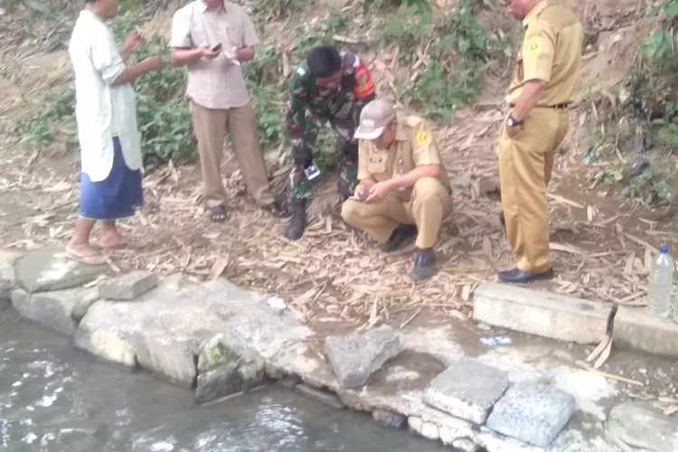 NGECEK: Aparatur Pem-des Sukasari bersama jajaran Muspika Rumpin mengecek adanya dugaan pencemaran air Kali Sekeng. Diduga, air ter-cemar aktivitas tambang