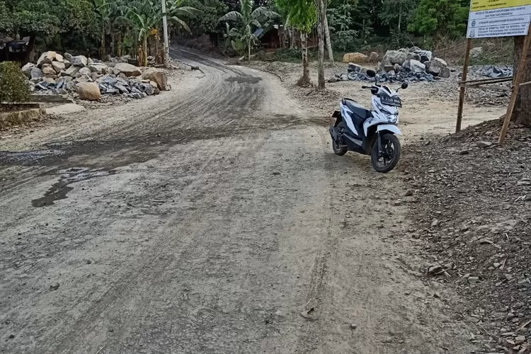 ASAL-ASALAN: Proyek peningkatan Jalan Cicangkal-Maloko yang menghubungkan Kecamatan Cigudeg dan Parungpanjang terlihat asalasalan dan pengerjaannya lambat.