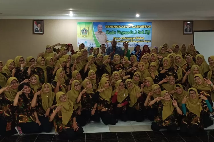 KOMPAK: Kader Posyandu Cileungsikidul saat mengikuti pelatihan oleh bidan desa, belum lama ini. 