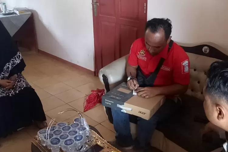 PENYELIDIKAN: Anggota Polsek Sukamakmur (kanan) saat menanyakan kronologi hilangnya laptop ke Kepala SMPN 03 Ermaini, kemarin
