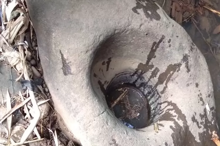 BERSEJARAH: Warga Ciampea menemukan situs Batu Combong yang merupakan peninggalan Kerajaan Tarumanegara di sekitar Gua Monyet, tak jauh dari aliran Sungai Cisadane.