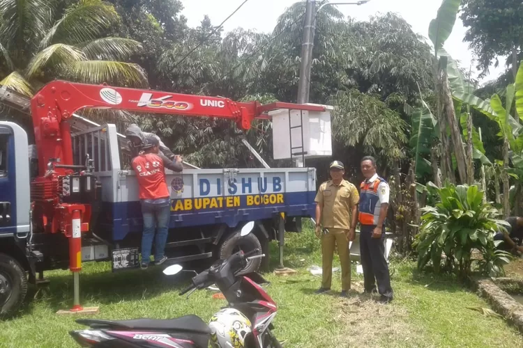 PANTAU: Kepala Desa Purwasari, M Yusup Mustopa, memantau pemasangan PJU bersama dishub, kemarin.