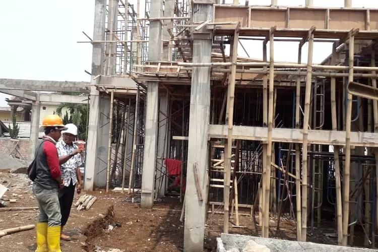 PEMBANGUNAN : Konsultan pengawasa menijau progres pembangunan Kantor Kecamatan.