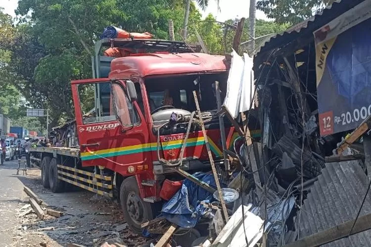 Truk Trailer Tabrak Lima Warung Oleh Oleh Di Tuntang Ini Kata Polisi