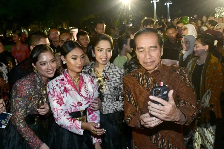 Gelar Istana Berbatik Presiden Jokowi Mengajak Pejabat Dan Masyarakat