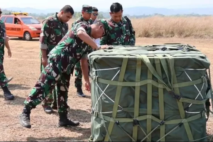 Pertama Kalinya Penerbang Skadron Udara 2 Berhasil Terjunkan Cargo