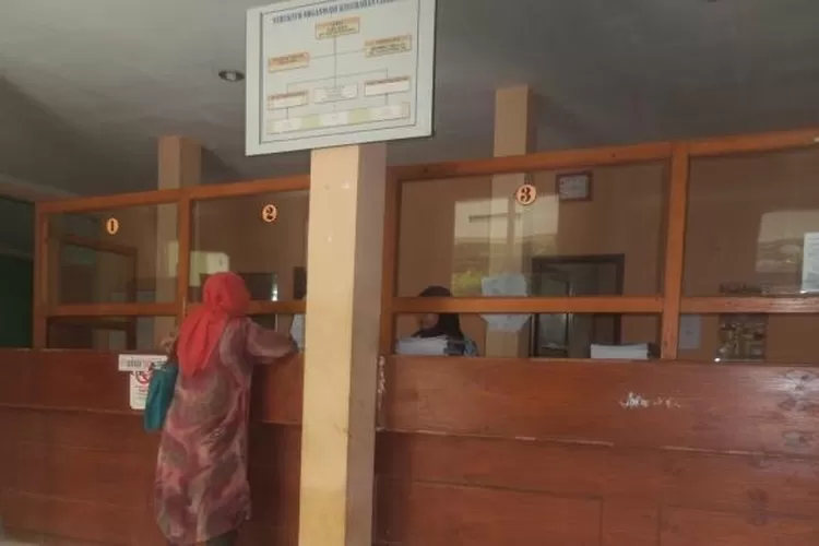 LAYANI MASYARAKAT : pelayanan di kantor Kelurahan Cilodong, Kecamatan Cilodong.ANDIKA EKA/RADAR DEPOK 