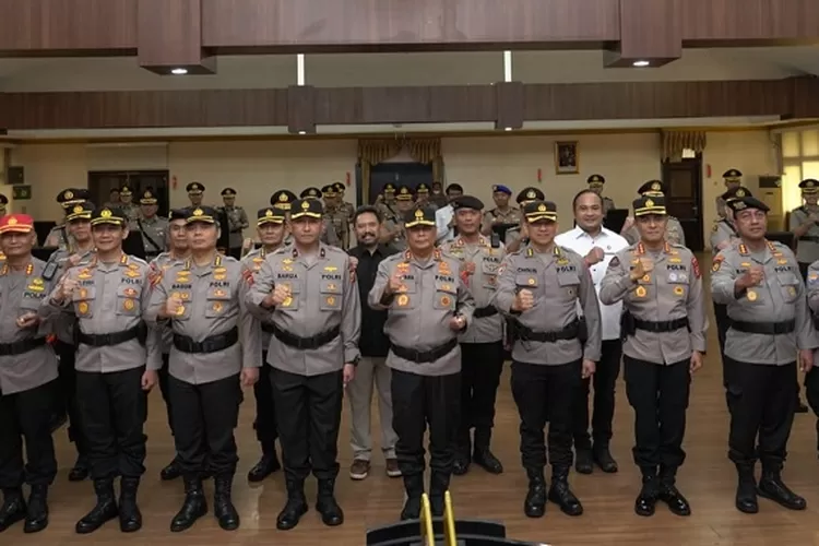 Kapolda Jawa Barat Irjen Pol Suntana beserta jajaran PJU pasca pelantikan rotasi pejabat utama dan Kapolres di wilayah Polda Jabar, di Mapolda Jabar, Jalan Soekarno Hatta, Kota Bandung, Kamis (5/1). FOTO: HUMAS POLDA JABAR