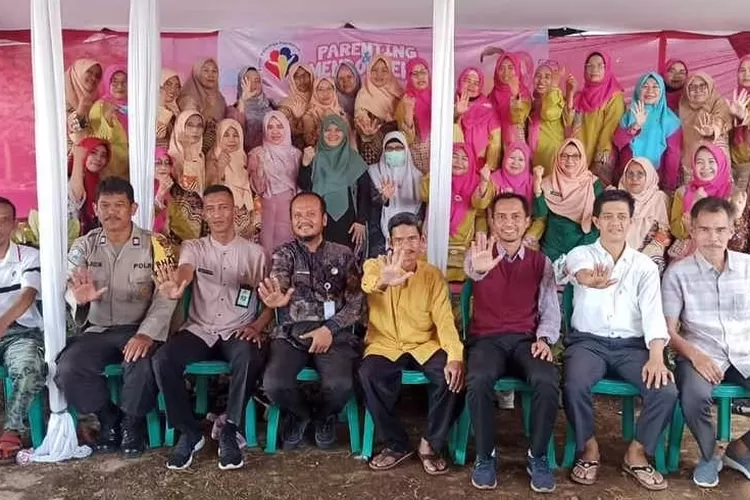 KOMPAK : Foto bersama usai parenting dan mendongeng, yang berlangsung di RT1/6, Kelurahan Kemirimuka, Kecamatan Beji, Jumat (6/1).ALDY RAMA/RADAR DEPOK