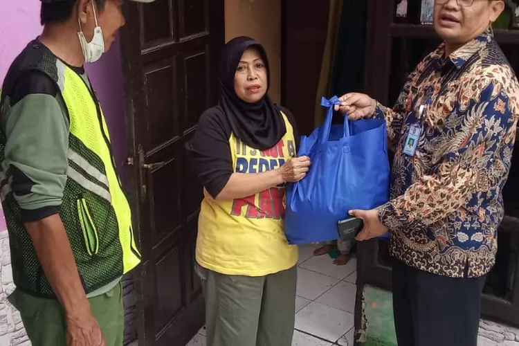 MONITORING : Lurah Jatijajar, Mujahidin melakukan monitoring ke salah satu warganya yang terkena musibah.ANDIKA EKA/RADAR DEPOK