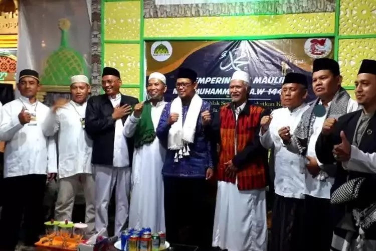 ACARA : Peringatan Maulid Nabi Muhammad SAW di Masjid Jami Al-Islah RW1 Kelurahan Jatijajar, Kecamatan Tapos.ANDIKA EKA/RADAR DEPOK 