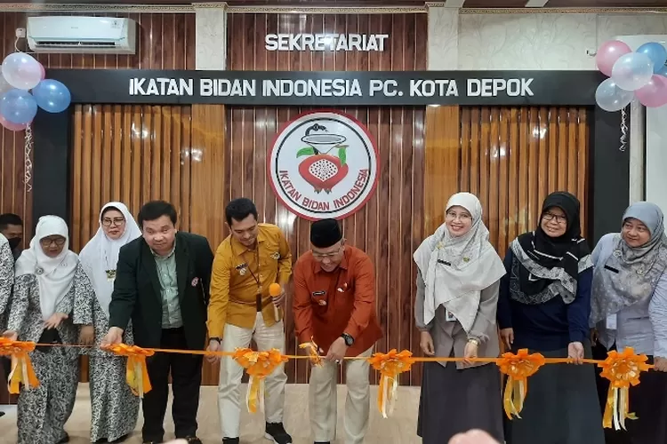 RESMI : Walikota Depok, Mohammad Idris, meresmikan Gedung Sekertariat IBI di Perumahan Maharaja Depok Blok E3 No.1, Selasa (10/1). ASHLEY/RADAR DEPOK