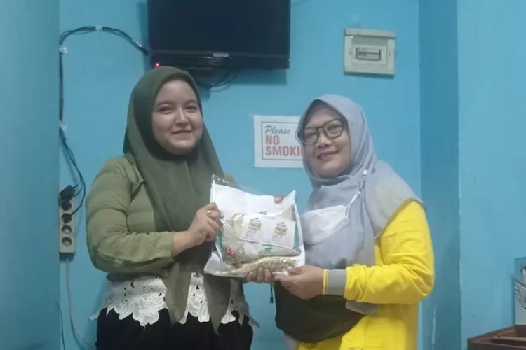 PENYERAHAN : Serah terima tiket Fun Day Radar Depok 2023 kepada Komunitas Gowes Taman Mini (Go Tamini). ANDIKA EKA/RADAR DEPOK 