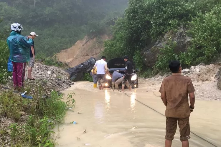 Jalur Sicincin Malalak Kembali Ditutup Akibat Longsor Kendaraan Gak