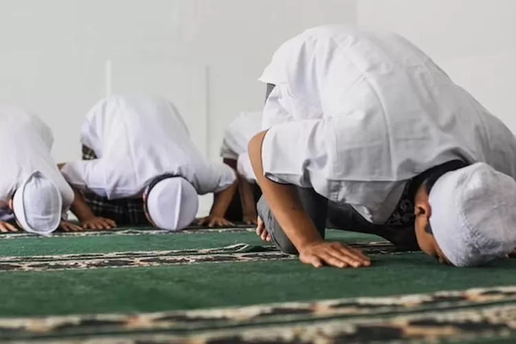 Ini Bacaan Niat Sholat Tarawih Sendiri Dan Makmum Berjamaah Di Masjid