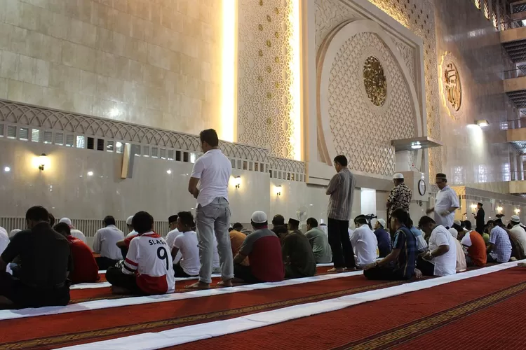 Jangan Sampai Ketukar Ini Bacaan Niat Sholat Maghrib Untuk Sendiri