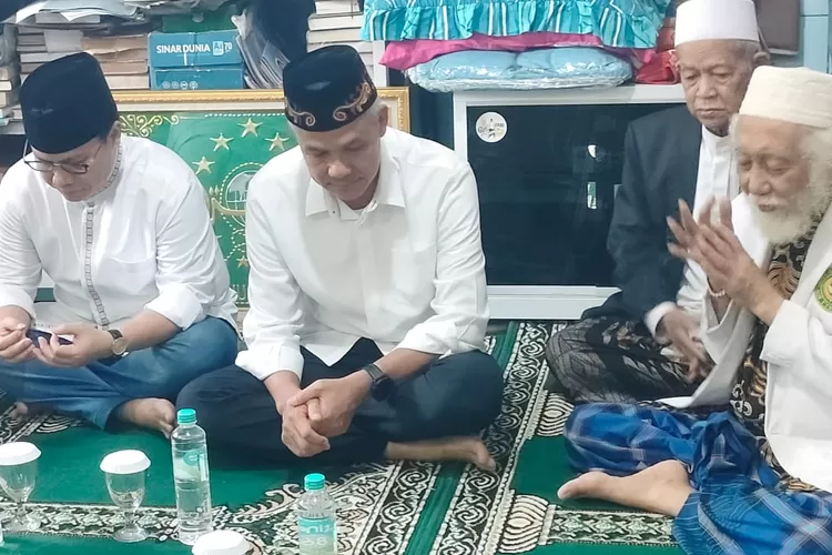 Momen Ganjar Pranowo Bertemu Abuya Muhtadi Cidahu Banten Kabar Fajar