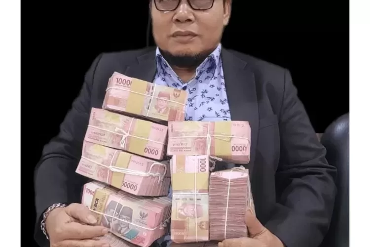 Nazaruddin Arnas, anggota Dewan Perwakilan Rakyat Daerah (DPRD) Kabupaten Pelalawan, Riau viral pamer duit (Riau Pos.co)
