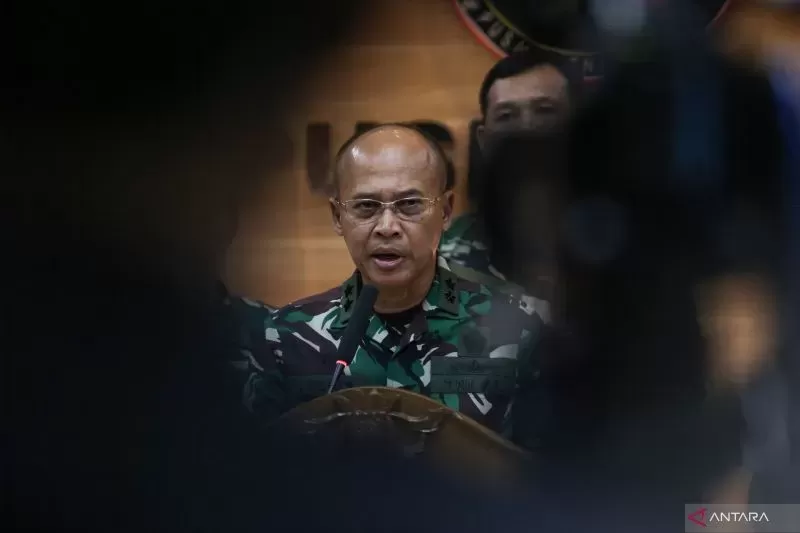 Kapuspen TNI Laksda TNI Julius Widjojono meminta masyarakat tidak perlu khawatir dengan operasi siaga tempur yang diterapkan TNI di sejumlah daerah rawan di Papua. (Asprilla Dwi Adha/Antara)