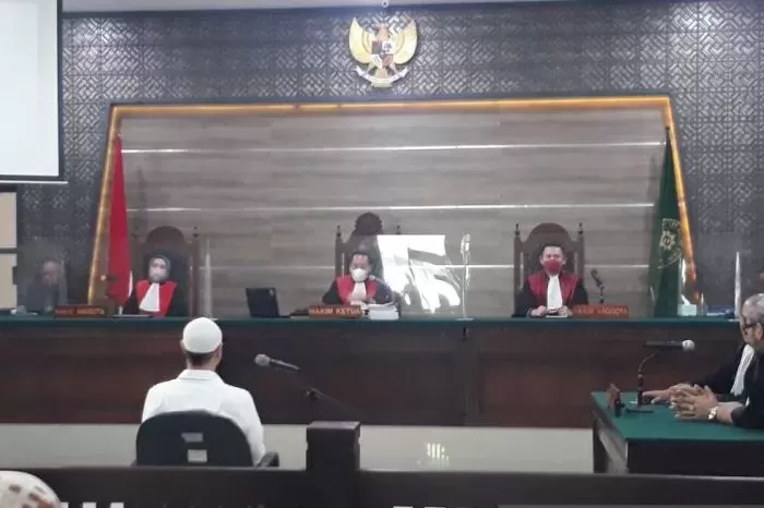 Proses sidang dengan terdakwa Ferry Irawan dalam perkara KDRT kepada istrinya Venna Melinda di Pengadilan Negeri Kediri, Jawa Timur, Selasa (23/5). (Asmaul/Antara)