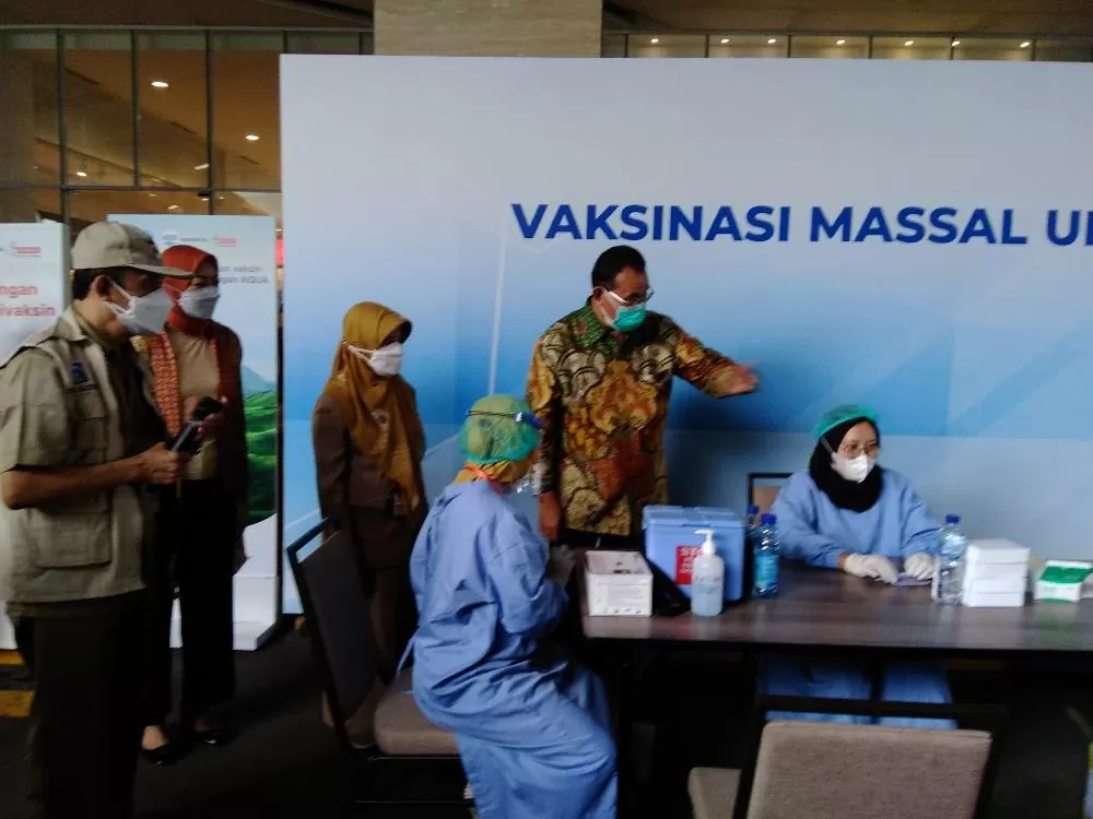 Staf Ahli Bidang Ekonomi Kesehatan Kementerian Kesehatan Mohamad Subuh meninjau vaksinasi massal di di Yogyakarta Marriot Hotel, Senin (21/6).