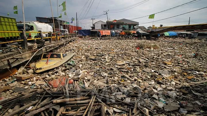 Tumpukan Sampah Penuhi Aliran Kali Dadap Tangerang Banten Edisi